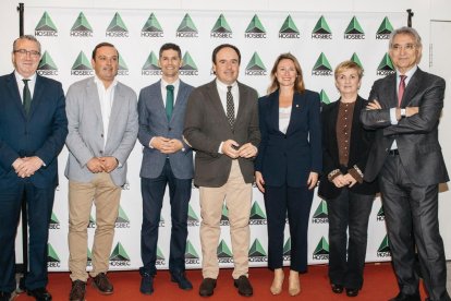La alcaldesa de Castellón, Begoña Carrasco, en el acto de Hosbec junto al president de la Generalitat, Juanfran Pérez Llorca, la consellera de Turismo, Marian Cano, el presidente de la Diputación de Alicante, Toni Pérez, el vicepresidente de la Diputación de Castellón y diputado de Turismo, Andrés Martínez; el presidente de Hosbec, Federico Fuster, así como el responsable de Hosbec en la provincia de Castellón y vicepresidente de la entidad, Javier Gallego