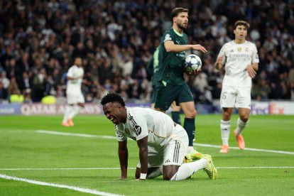 MADRID, SPAIN - DECEMBER 10: Vinicius Junior of Real Madrid reacts after a missed chance during the UEFA Champions League 2025/26 League Phase MD6 match between Real Madrid C.F. and Manchester City at Estadio Santiago Bernabeu on December 10, 2025 in Madrid, Spain. (Photo by Florencia Tan Jun/Getty Images)