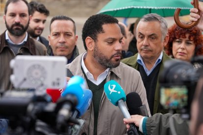 El secretario general de VOX, Ignacio Garriga y el candidato extremeño Óscar Fernández Calle