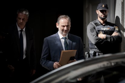 (Foto de ARCHIVO)
El exministro de Transportes José Luis Ábalos a su salida del Tribunal Supremo, a 15 de octubre de 2025, en Madrid (España). Ábalos está citado a raíz de la información recabada en el último informe de la Unidad Central Operativa (UCO) de la Guardia Civil sobre su situación patrimonial. Además, se rechazó la renuncia del exministro a su defensa legal, por su obligación de acudir acompañado, y se revisan las medidas cautelares.

Diego Radamés / Europa Press
15/10/2025