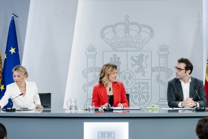 (Foto de ARCHIVO)
(I-D) La vicepresidenta segunda y ministra de Trabajo y Economía Social, Yolanda Díaz; la ministra de Educación, Formación Profesional y Deportes y portavoz del Gobierno, Pilar Alegría, y el ministro de Economía Comercio y Empresa, Carlos Cuerpo, durante una rueda de prensa tras el Consejo de Ministros, en el Complejo de la Moncloa, a 4 de enero de 2025, en Madrid (España). El Consejo de Ministros ha aprobado  el anteproyecto de ley para la rebaja de la jornada laboral hasta las 37,5 horas semanales, sin pérdida de salario, prácticamente un año después de la primera reunión del diálogo social sobre la materia y tras haberse superado las diferencias que mantenían los ministerios de Trabajo y de Economía sobre su aplicación. El anteproyecto es fruto del acuerdo que firmaron el pasado mes de diciembre el Ministerio que dirige Yolanda Díaz y CCOO y UGT y del que quisieron quedarse fuera las organizaciones empresariales CEOE y Cepyme, al entender que la jornada laboral es una materia que debe fijarse vía negociación colectiva.

Carlos Luján / Europa Press
04/2/2025