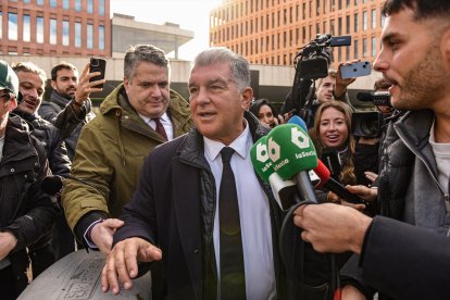 El presidente del FC Barcelona, Joan Laporta, a su salida a la Ciutat de la Justicia, a 12 de diciembre de 2025, en Barcelona, Catalunya (España). El presidente del FC Barcelona, Joan Laporta, y los exentrenadores, Luis Enrique Martínez y Ernesto Valverde, declaran como testigos ante la instructora del 'caso Negreira', que investiga los presuntos pagos del club blaugrana al exvicepresidente del Comité Técnico de Árbitros (CTA) José María Enríquez Negreira y a su hijo Javier.

Alberto Paredes / Europa Press
12/12/2025