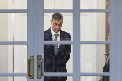 El presidente del Gobierno, Pedro Sánchez, antes de recibir al presidente del Estado de Palestina, Mahmoud Abbas, en el Palacio de La Moncloa, a 10 de diciembre.
Jesús Hellín / Europa Press
10 DICIEMBRE 2025;PALESTINA;PRESIDENTE;ABBAS;GUERRA;PAZ;FRANJA DE GAZA;GAZA;ACUERDO;REUNIÓN
10/12/2025