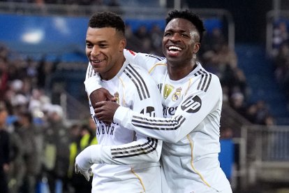 VITORIA-GASTEIZ, SPAIN - DECEMBER 14: Kylian Mbappe of Real Madrid celebrates scoring his team's first goal with teammate Vinicius Junior during the LaLiga EA Sports match between Deportivo Alaves and Real Madrid CF at Estadio de Mendizorroza on December 14, 2025 in Vitoria-Gasteiz, Spain. (Photo by Juan Manuel Serrano Arce/Getty Images)