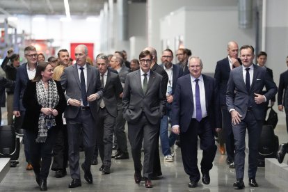 (I-D) El CEO de Seat y Cupra, Markus Haupt; el presidente de la Generalitat, Salvador Illa; el ministro de Industria y Turismo, Jordi Hereu, y el CEO de la marca Volkswagen y director del Brand Group Core, Thomas Schäfer, durante la inauguración de la planta de ensamblaje de baterías de Seat y Cupra, a 12 de diciembre de 2025, en Martorell, Barcelona, Catalunya (España).
David Zorrakino / Europa Press
12 DICIEMBRE 2025