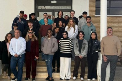 Algunos de los jóvenes participantes en los programas junto a los docentes.