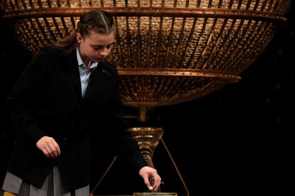 El momento más esperado del año: una niña de San Ildefonso extrae una de las miles de bolas premiadas en el histórico Sorteo Extraordinario de Navidad.