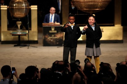 Los niños de San Ildefonso entonan los números y premios del sorteo más esperado del año, una tradición que emociona a millones de hogares en España cada 22 de diciembre.