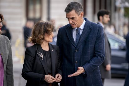 (Foto de ARCHIVO)
La presidenta del Consejo de Estado, Carmen Calvo, y el presidente del Gobierno, Pedro Sánchez, se saludan a su llegada a la Sesión constitutiva del Pleno de la Comisión Nacional para la conmemoración de los 500 años de existencia del Consejo de Estado, en el Palacio de Consejos, a 1 de diciembre de 2025, en Madrid (España). El Consejo de Estado es el supremo órgano consultivo del Gobierno que tiene como pilar básico la defensa del Estado social y democrático de Derecho, como expresión de los derechos de la ciudadanía. La conmemoración de estos cinco siglos de historia tiene el objetivo de reconocer su papel fundamental en la historia de España y difundir la importancia contemporánea de esta institución, siendo además el Consejo Consultivo más antiguo de Europa.

A. Pérez Meca / Europa Press
01 DICIEMBRE 2025;REY;FELIPE VI;
01/12/2025