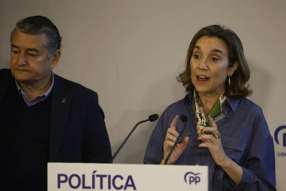 Cuca Gamarra, con Antonio Sanz, durante su comparecencia en Córdoba/ Ángel Rodríguez