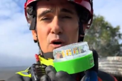 Edi Díaz, bombero en Valencia, sostiene la baliza V16.