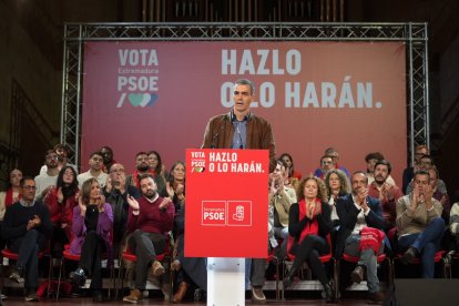 (Foto de ARCHIVO)
El presidente del Gobierno, Pedro Sánchez, participa en un acto electoral, en el Complejo Cultural San Francisco, a 14 de diciembre de 2025, en Cáceres, Extremadura (España). Se trata de la tercera visita de Pedro Sánchez a Extremadura dentro de la agenda electoral por los comicios autonómicos, después de que en precampaña participara en Mérida en un acto el pasado 19 de noviembre, y el jueves de la semana pasada abrió la campaña del PSOE, en Plasencia.

Carlos Criado / Europa Press
14 DICIEMBRE 2025;MITIN ELECTORAL;CAMPAÑA ELECTORAL PARTIDO POLÍTICO
14/12/2025