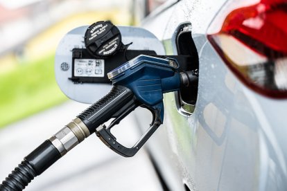 Surtidor echando gasolina a un coche