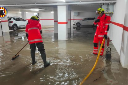 Trabajos de achique de los bomberos en Catarroja