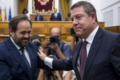 Emiliano García-Page saluda a Paco Núñez en una reciente sesión de las Cortes de Castilla-La Mancha. Foto: Ismael Herrero / Efe. Región CONVERSACIONES ROTAS