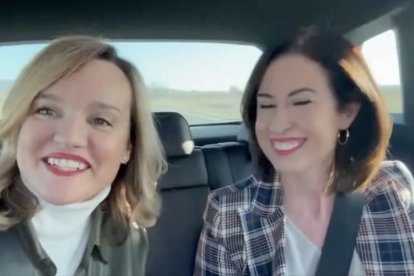 Pilar Alegría con la alcaldesa de Ejea de ruta por Aragón