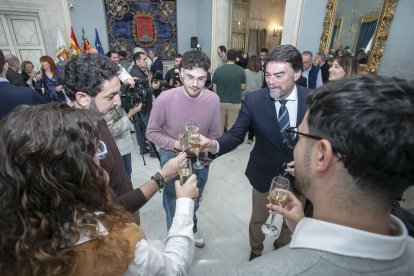 El alcalde de Alicante brinda con los informadores.