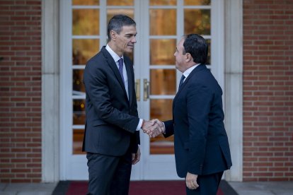 El presidente del Gobierno, Pedro Sánchez (i), y el presidente de la Generalitat valenciana, Juanfran Pérez Llorca (d), durante una reunión, en el Palacio de La Moncloa, a 17 de diciembre de 2025, en Madrid (España). Se trata del primer encuentro entre el presidente del Gobierno y el presidente de la Generalitat tras la investidura de Pérez Llorca el pasado 2 de diciembre. Durante su encuentro, el presidente del ejecutivo valenciano ha pedido un Pacto del Agua y que "respete" las normas aprobadas en Les Corts como la Ley de Costas.

Alberto Ortega / Europa Press
17/12/2025