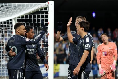 TALAVERA DE LA REINA, SPAIN - DECEMBER 17: Kylian Mbappe of Real Madrid celebrates scoring his team's first goal with teammates during the Copa del Rey match between CF Talavera and Real Madrid at Estadio El Prado on December 17, 2025 in Talavera de la Reina, Spain.  (Photo by Florencia Tan Jun/Getty Images)