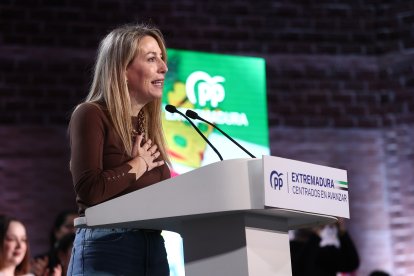 La presidenta del PP de Extremadura, María Guardiola, durante un mitin en Badajoz.