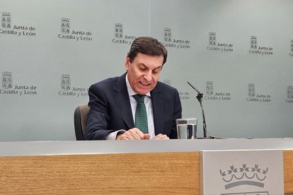 El portavoz de la Junta y consejero de Economía y Hacienda, Carlos Fernández Carriedo, en la rueda de prensa posterior al Consejo de Gobierno

EUROPA PRESS
18/12/2025