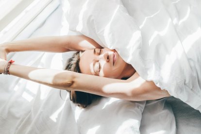 La calidad del descanso y el entorno en que dormimos influyen directamente en la salud y apariencia de la piel, según evidencia científica.