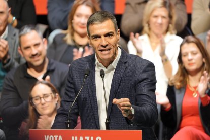 El secretario general del PSOE y presidente del Gobierno, Pedro Sánchez, participa en el acto de cierre de campaña electoral en Extremadura.
