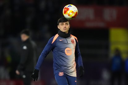 GUADALAJARA, SPAIN - DECEMBER 16: Pedri of FC Barcelona warms up prior to the Copa del Rey match between CD Guadalajara and FC Barcelona at Estadio Pedro Escartin on December 16, 2025 in Guadalajara, Spain.  (Photo by Angel Martinez/Getty Images)