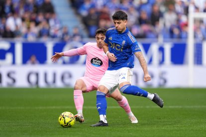 OVIEDO, SPAIN - DECEMBER 20: Santiago Colombatto of Real Oviedo battles for possession with Fran Beltran of Celta Vigo  during the LaLiga EA Sports match between Real Oviedo and RC Celta de Vigo at Carlos Tartiere on December 20, 2025 in Oviedo, Spain. (Photo by Juan Manuel Serrano Arce/Getty Images)