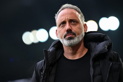 AUGSBURG, GERMANY - NOVEMBER 10: Coach Pellegrino Matarazzo of Hoffenheim looks on prior to the Bundesliga match between FC Augsburg and TSG 1899 Hoffenheim at WWK-Arena on November 10, 2024 in Augsburg, Germany. (Photo by Daniel Kopatsch/Getty Images)
