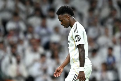 MADRID, SPAIN - DECEMBER 20: Vinicius Junior of Real Madrid walks off the pitch to be substituted for Gonzalo Garcia (not pictured) during the LaLiga EA Sports match between Real Madrid CF and Sevilla FC at Estadio Santiago Bernabeu on December 20, 2025 in Madrid, Spain. (Photo by Denis Doyle/Getty Images)