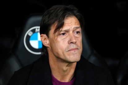MADRID, SPAIN - DECEMBER 20: Matias Almeyda, Head Coach of Sevilla FC, looks on prior to the LaLiga EA Sports match between Real Madrid CF and Sevilla FC at Estadio Santiago Bernabeu on December 20, 2025 in Madrid, Spain. (Photo by Angel Martinez/Getty Images)