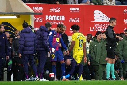 VILLARREAL, SPAIN - DECEMBER 21: Renato Veiga of Villarreal CF leaves the field after receiving a red card for a foul on Lamine Yamal of FC Barcelona during the LaLiga EA Sports match between Villarreal CF and FC Barcelona at Estadio de la Ceramica on December 21, 2025 in Villarreal, Spain. (Photo by Alex Caparros/Getty Images)