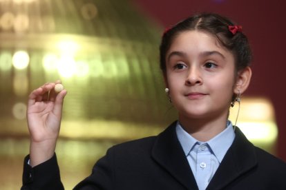 Una niña del Colegio de San Ildefonso, canta el tercer premio de la Lotería de Navidad.