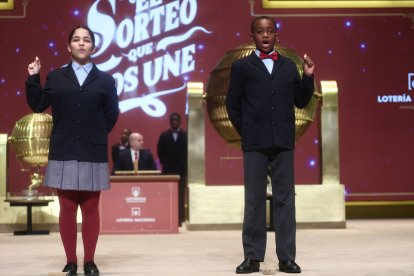 Dos niños del Colegio de San Ildefonso, cantan el 70048 segundo premio de la Lotería de Navidad, durante la celebración del Sorteo Extraordinario de la Lotería de Navidad 2025, en el Teatro Real, a 22 de diciembre de 2025, en Madrid (España). El Sorteo Extraordinario de la Lotería de Navidad de 2025 consta de 198 series y cada serie tiene 100.000 billetes. El total de la emisión asciende a 3.960 millones de euros y se destina a premios (70% de la emisión) 2.772 millones de euros. Cada serie distribuye en premios 14 millones de euros y en total se reparten 30.301.920 premios durante un sorteo que tiene una duración aproximada de cuatro horas.

Eduardo Parra / Europa Press
22/12/2025