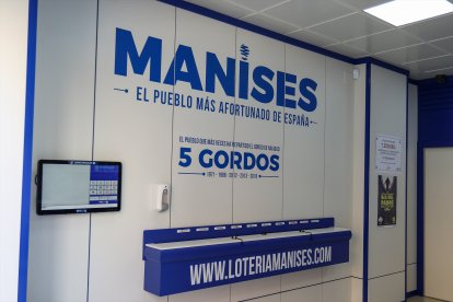 Interior de una Administración de Lotería en Manises donde se lee 'El pueblo más afortunado de España, 5 Gordos', durante el cuarto día desde la reapertura de su negocio dentro del proceso de desescalada instaurado por el Gobierno en el que los sorteos de EuroMillones y La Primitiva se reanudan en la semana del 18 al 24 de mayo, mientras que los de BonoLoto y El Gordo de la Primitiva lo harán en la semana del 25 al 31 de mayo. La Lotería Nacional también se puso a la venta el 18 de mayo, y el primer sorteo se celebrará el jueves 11 de junio. En Manises, Valencia, Comunidad Valencia (España), a 21 de mayo de 2020.

Iván Terrón / Europa Press
21 MAYO 2020 SUERTE;SORTEO;COVID-19;CORONAVIRUS;PANDEMIA;ENFERMEDAD
21/5/2020