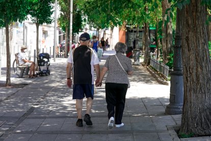 Una pareja de ancianos camina por la calle cogida de la mano, a 27 de julio de 2021, en Madrid, (España). 
A. Pérez Meca / Europa Press
27/7/2021