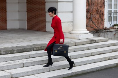 La ministra de Seguridad Social, Inclusión y Migraciones y nueva portavoz del Gobierno, Elma Saiz, a su llegada al Palacio de la Moncloa, a 23 de diciembre de 2025, en Madrid (España). 
Eduardo Parra / Europa Press
23/12/2025