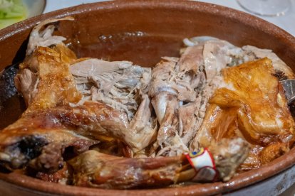 El cordero al horno es uno de los platos más fiables de la Navidad: se prepara con antelación, pasa horas en el horno y rara vez falla.
