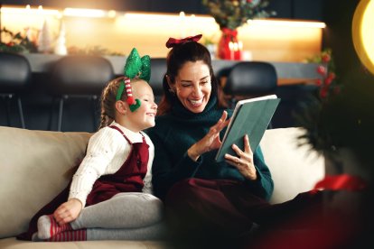La magia navideña también está en compartir momentos simples en familia, más allá de los regalos.