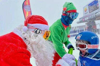 Papá Noel saluda a un joven usuario de la estación de esquí de Sierra Nevada, en Monachil (Granada)

REMITIDA / HANDOUT por PERFIL DE SIERRA NEVADA EN LA RED SOCIAL X
Fotografía remitida a medios de comunicación exclusivamente para ilustrar la noticia a la que hace referencia la imagen, y citando la procedencia de la imagen en la firma
23/12/2025