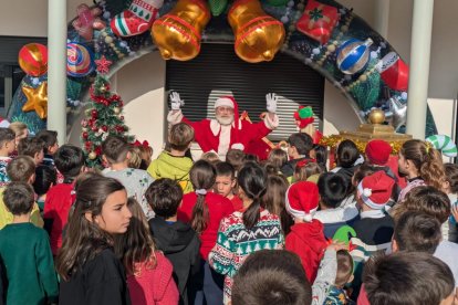 Los niños, en torno a Papa Noel.
