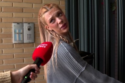 Alejandra Rubio, en la puerta de su casa.