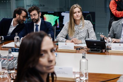 (Foto de ARCHIVO)
La vicepresidenta tercera y ministra para la Transición Ecológica y el Reto Demográfico, Sara Aagesen y la presidenta de Red Eléctrica de España, Beatriz Corredor, asisten a la reunión del Comité para el análisis de la crisis eléctrica, en la sede de Red Eléctrica de España (REE), a 3 de mayo de 2025, en Madrid (España).

Carlos Luján / Europa Press
03/5/2025
