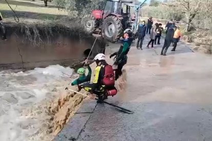 Momento de la búsqueda del joven motorista desaparecido en Íllora (Granada)

REMITIDA / HANDOUT por GUARDIA CIVIL
Fotografía remitida a medios de comunicación exclusivamente para ilustrar la noticia a la que hace referencia la imagen, y citando la procedencia de la imagen en la firma
29/12/2025