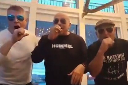 El concejal de Martos Manuel Cortés en el vídeo en el que realiza cánticos machistas con dos amigos.