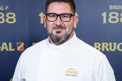 Dani García, chef con tres estrellas Michelin, es conocido por reinterpretar platos populares con técnicas de alta cocina y colaboraciones con marcas gourmet.