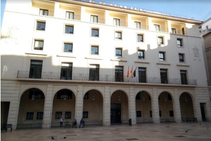 Exteriores de la Audiencia de Alicante.