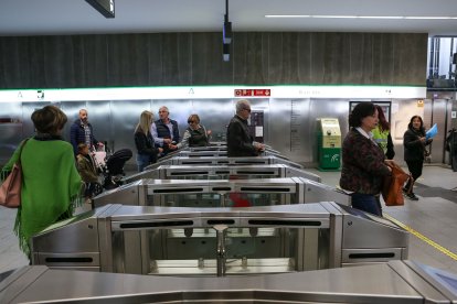 Viajeros en el metro de Granada.