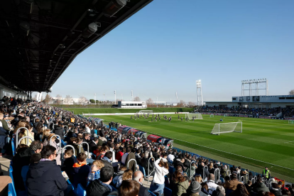 La afición madridista durante el entrenamiento a puertas abiertas celebrado en el estadio Alfredo Di Stéfano, en Valdebebas.